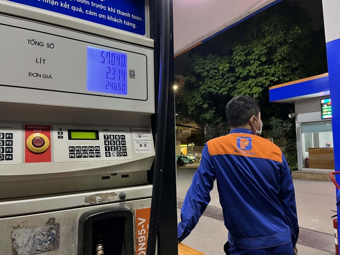 Giá xăng dầu tối 10/10: Xăng E10 rẻ hơn dầu diesel 870 đồng/lít, đều dưới 30.000 đồng, iPhone 14 Plus rẻ bèo
